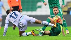 Český obránce Tomáš Sivok z Bursasporu (v zeleném na zemi) a portugalský... Český obránce Tomáš Sivok z Bursasporu (v zeleném na zemi) a portugalský...