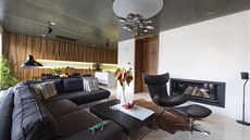 Obývacímu pokoji vévodí stropní svítidlo Artemide Mercury, design Ross... Obývacímu pokoji vévodí stropní svítidlo Artemide Mercury, design Ross...