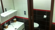 WC je samostatné, přístupné je však pouze přes koupelnu. WC je samostatné, přístupné je však pouze přes koupelnu.
