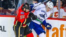 Jakub Nakládal (vlevo) z Calgary v souboji s  Bo Horvatem z Vancouveru.