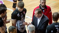 Českobudějovický trenér Jan Svoboda dává instrukce svým svěřencům. Českobudějovický trenér Jan Svoboda dává instrukce svým svěřencům.