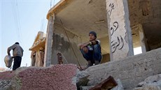 Chlapec sedí na troskách znieného domu ve mst al-Gharbiyah al-Gharbiyah v...