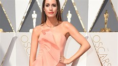 Moderátorka Louise Roe si na předávání Oscarů vybrala broskvové šaty s... Moderátorka Louise Roe si na předávání Oscarů vybrala broskvové šaty s...