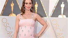 Těhotná herečka Emily Bluntová vsadila na pastelově růžové šaty s vlečkou od... Těhotná herečka Emily Bluntová vsadila na pastelově růžové šaty s vlečkou od...