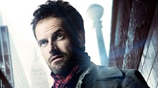 Jonny Lee Miller jako Sherlock Holmes v seriálu Jak prosté Jonny Lee Miller jako Sherlock Holmes v seriálu Jak prosté