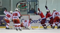 Žďár nad Sázavou - Havlíčkův Brod: hostující hokejisté se radují z branky. Žďár nad Sázavou - Havlíčkův Brod: hostující hokejisté se radují z branky.