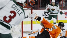 Gólman Michal Neuvirth a obránce Radko Gudas chrání branku Philadelphie po...