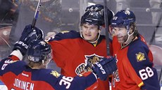 Jussi Jokinen, Aleksander Barkov a Jaromír Jágr (zleva) se radují z gólu... Jussi Jokinen, Aleksander Barkov a Jaromír Jágr (zleva) se radují z gólu...