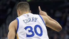 Stephen Curry z Golden State a jeho oslava úspné tíbodové stely