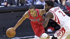 C. J. McCollum (vlevo) z Portlandu uniká Patricku Beverleymu z Houstonu.