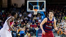 Tomáš Satoranský (vpravo) z FC Barcelona hledá očima spoluhráče, brání ho ... Tomáš Satoranský (vpravo) z FC Barcelona hledá očima spoluhráče, brání ho ...