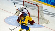 Švédská hokejistka Sofie Lundinová překonává českou brankářku Karolínu... Švédská hokejistka Sofie Lundinová překonává českou brankářku Karolínu...