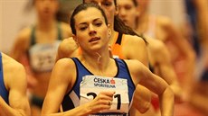 Kristiina Mäki v ele závodu na 800 metr na halovém mistrovství republiky v...