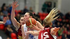Dana Kušlitová (v bílém) z Karlových Varů proniká nymburskou obranou. Dana Kušlitová (v bílém) z Karlových Varů proniká nymburskou obranou.