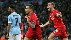 Liverpooltí Philippe Coutinho (uprosted) a Jordan Henderson se radují z gólu,...