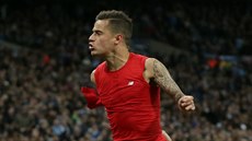 Liverpoolský fotbalista Philippe Coutinho se raduje z gólu proti Manchesteru...