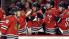 Chicagský útoník Patrick Kane (88) se raduje se spoluhrái ze svého gólu.