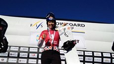 Snowboardistka Eva Samková se v Krasné Poljan pyní zlatou medailí, kterou získala na olympijských hrách 2014 v Soi.