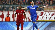 Sandro Wagner z Darmstadtu (vpravo) slaví gól do sít Bayernu Mnichov.