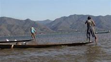 Barma, jezero Inle, vyhláená místní rarita. Veslování pomocí jedné nohy je...