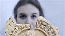 Vendula Barvínková a kachel Dívka se sítí - neurčená alegorie z 2. poloviny 16.... Vendula Barvínková a kachel Dívka se sítí - neurčená alegorie z 2. poloviny 16....