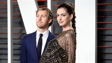 Thotná Anne Hathawayová a její manel Adam Shulman na Vanity Fair Oscar Party...