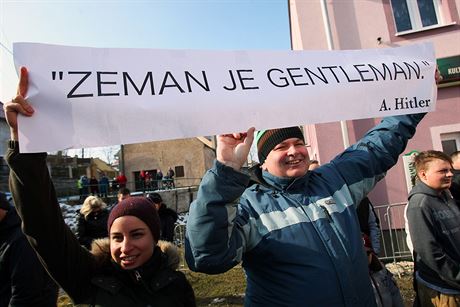 Zemanovi odprci dorazili ped bochovský kulturní dm s transparenty.