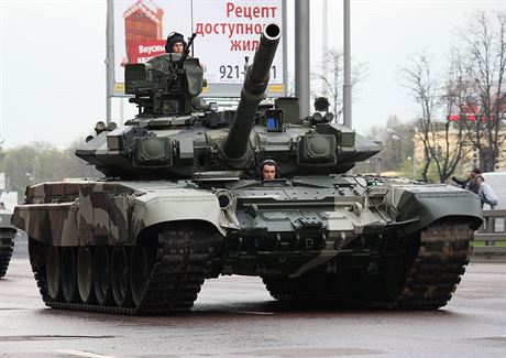 Ruský tank T-90A s reaktivním pancíem Kontakt-5