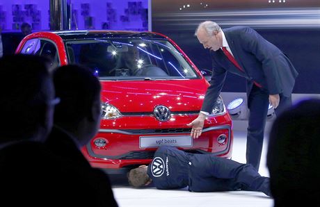 Oficiální prezentaci automobilky Volkswagen na enevském autosalonu naruil...