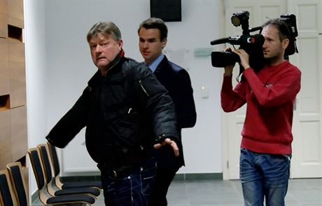 Soudce Ivana Nováka (na snímku vlevo) kriminalisté stíhají kvli zneuití pravomoci úední osoby a pijetí úplatku.