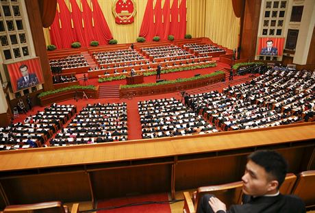 ínský premiér Li Kche-chiang pednáí svj projev ped parlamentem (5. bezna...