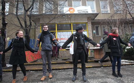 Aktivisté ped Klinikou utvoili lidský etz (2.3.2016).