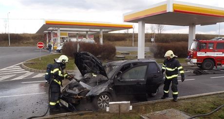 Auto na benzince zaalo hoet a kdy ho lidé uhasili prákovým hasicím...