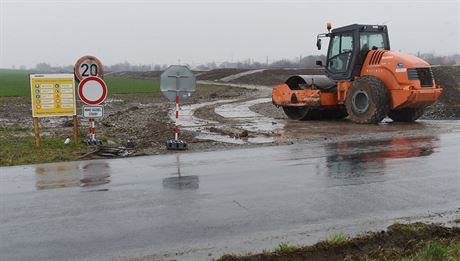 Pedposlední úsek D1 mezi Perovem a Lipníkem nad Bevou u pomalu dostává obrysy, poslední ást k íkovicím ale stále brzdí problémy s výkupy pozemk.