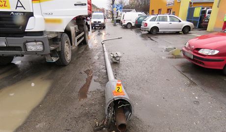 idi náklaáku pi couvání pehlédl lampu pouliního osvtlení a porazil ji,...