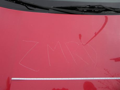Hanlivý nápis na kapot auta.