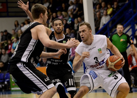 Proti pesile se snaí udret mí ústecký basketbalista Ondej ika.