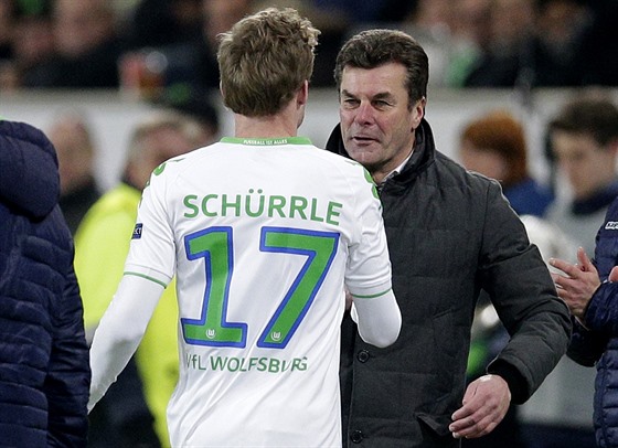 Spokojený trenér Wolfsburgu Dieter Hecking dkuje za výkon Andrému Schürllemu.