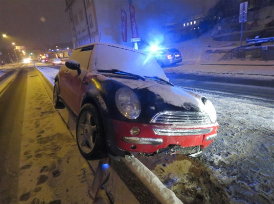 idika nedávala pozor a skonila se svým minicooperem na stedovém betonovém...