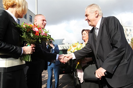Prezidenta Miloe Zemana vítá hejtman Karlovarského kraje Martin Havel.
