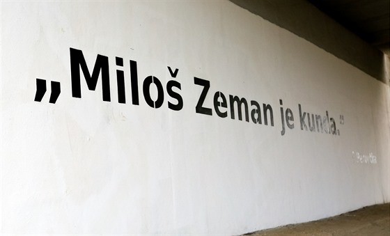 V Brn se objevil na most pod dálnicí nápis "Milo Zeman je ku**a" - F....