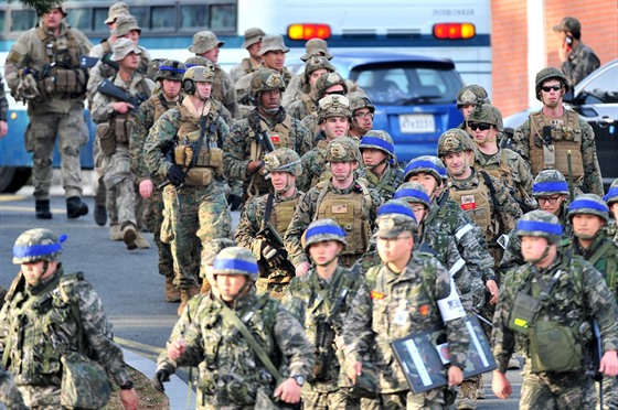 Amerití a jihokorejtí vojáci bhem vojenských manévr (7. bezen 2016)