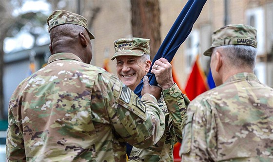 Generál John Mick Nicholson pebírá velení mezinárodních jednotek NATO v...
