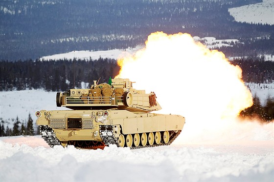 Americký tank M1A1 pálí na stelnici u norské výcvikové základny Rena bhem...