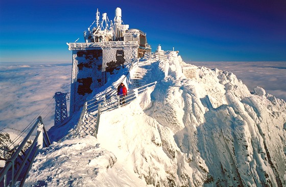 Meteorologická stanice na vrcholu Lomnického títu ve Vysokých Tatrách...