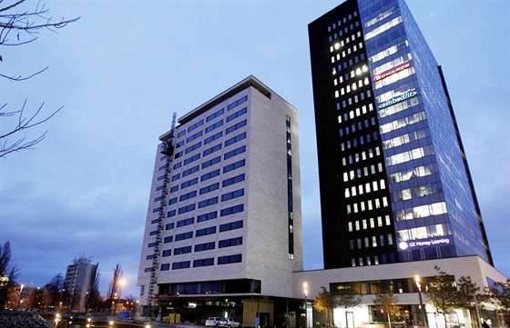 Budoucí brnnský hotel Marriott (nií svtlá budova vlevo)