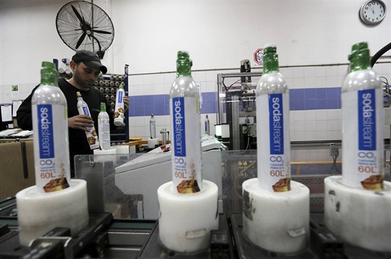Palestinský pracovník balí výrobky v továrn Sodastream na Západním behu...