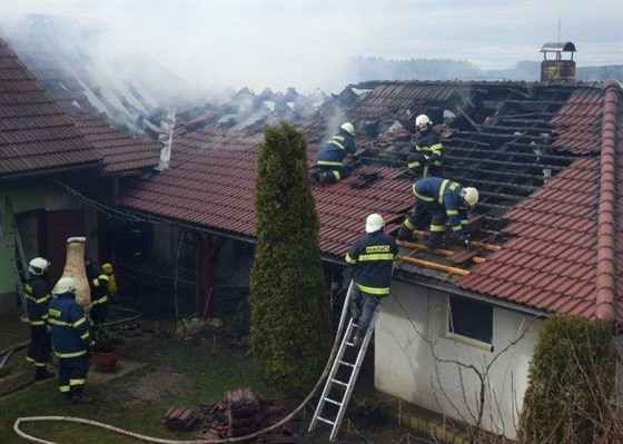 Poár domu v Újezdci na Jindichohradecku.