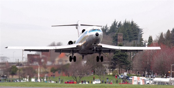 Prototyp Boeingu 727 s oznaením N7001U práv naposledy pistává. Steda...