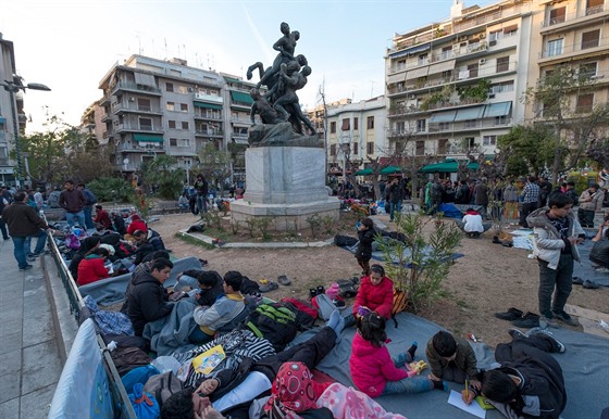 Viktoriino námstí v centru Atén. Pevadi tu mezi stovkami migrant hledají...